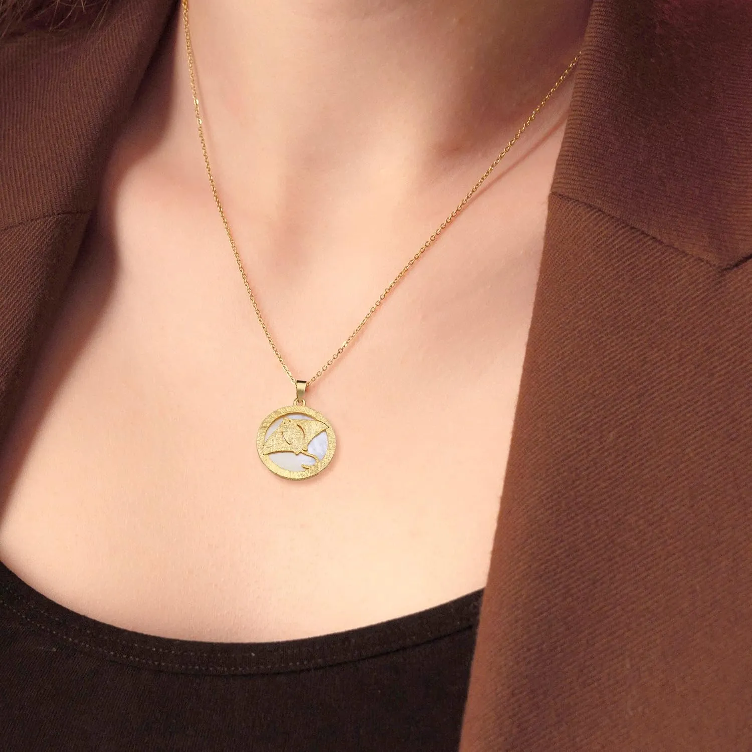 Beach Necklace for Women Dainty Gold Silver Plated Round Mother of Pearl Shell Pendant Cute Stingray Sea Turtle Starfish Necklace for Women Summer Beach Jewelry Gift
