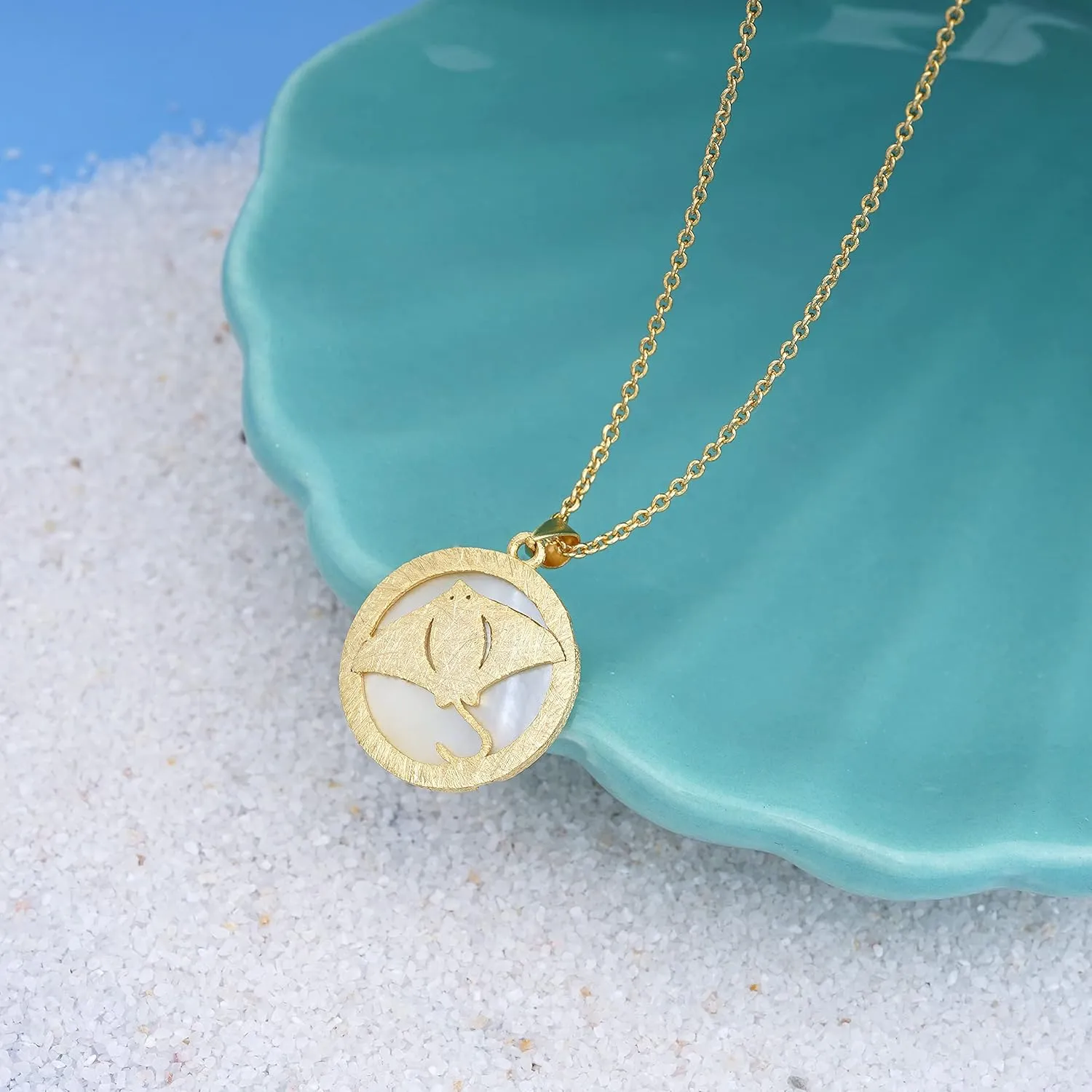 Beach Necklace for Women Dainty Gold Silver Plated Round Mother of Pearl Shell Pendant Cute Stingray Sea Turtle Starfish Necklace for Women Summer Beach Jewelry Gift