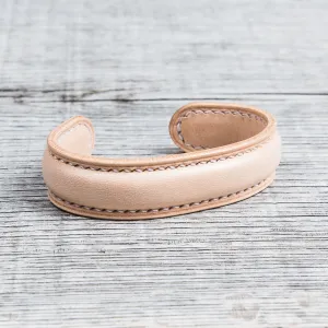 Lone Wolf Leather Cuff Bracelet Natural Tärnsjö Veg Tanned Light Seams