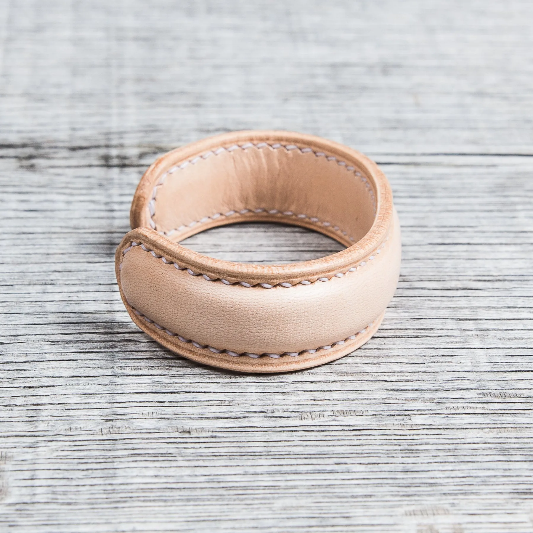 Lone Wolf Leather Cuff Bracelet Natural Tärnsjö Veg Tanned Light Seams