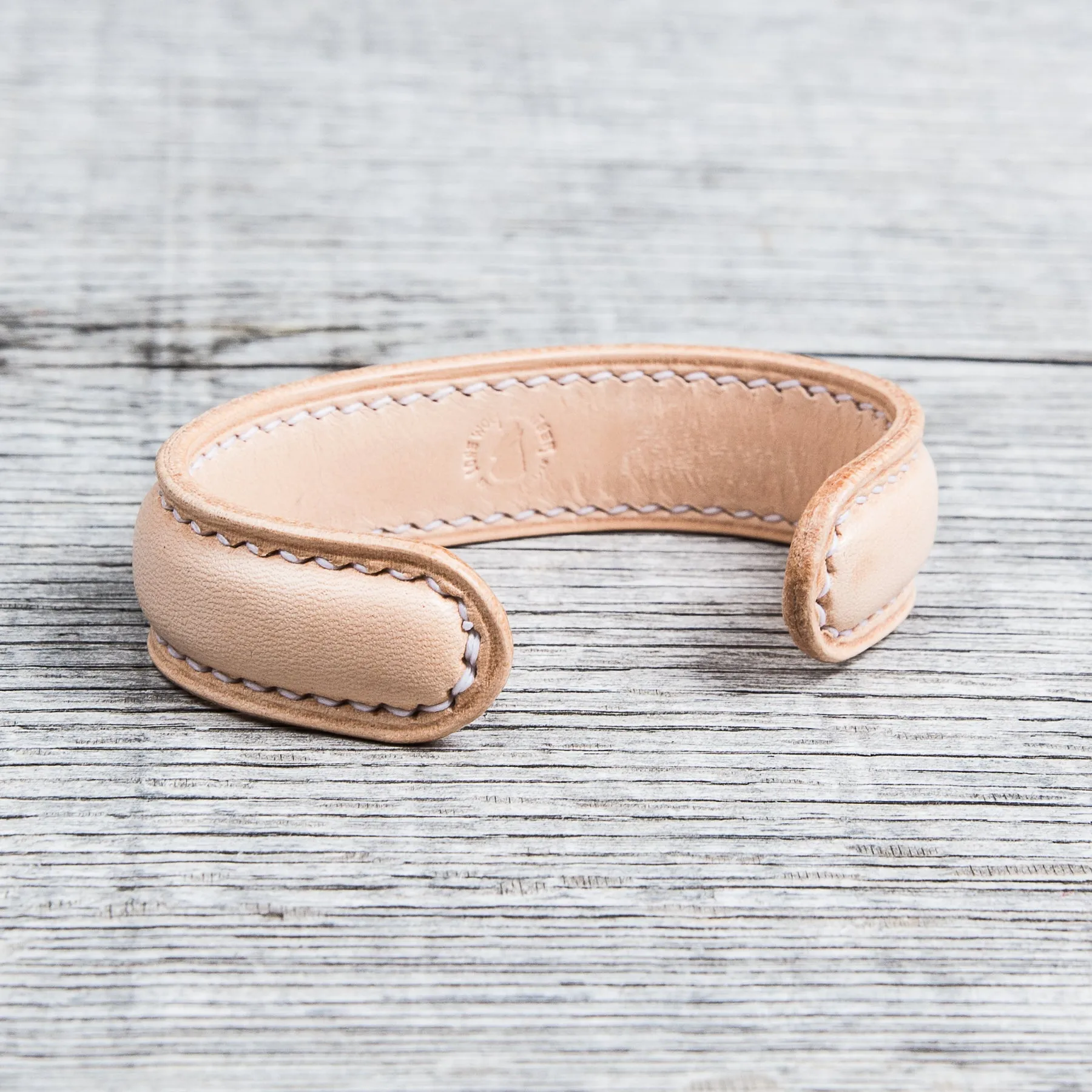 Lone Wolf Leather Cuff Bracelet Natural Tärnsjö Veg Tanned Light Seams