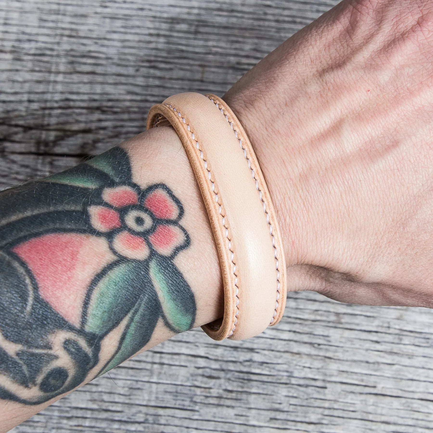 Lone Wolf Leather Cuff Bracelet Natural Tärnsjö Veg Tanned Light Seams