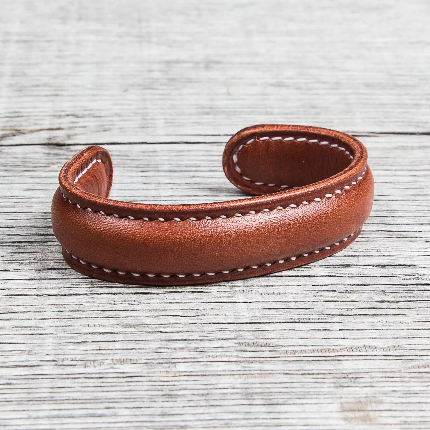 Lone Wolf Leather Cuff Bracelet Saddle Tan Tärnsjö Veg Tanned Light Seams