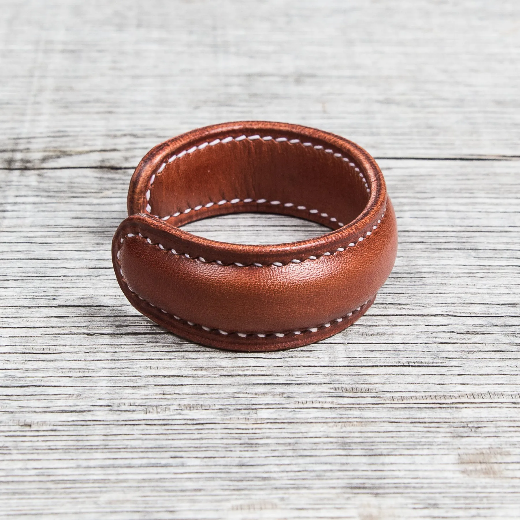 Lone Wolf Leather Cuff Bracelet Saddle Tan Tärnsjö Veg Tanned Light Seams