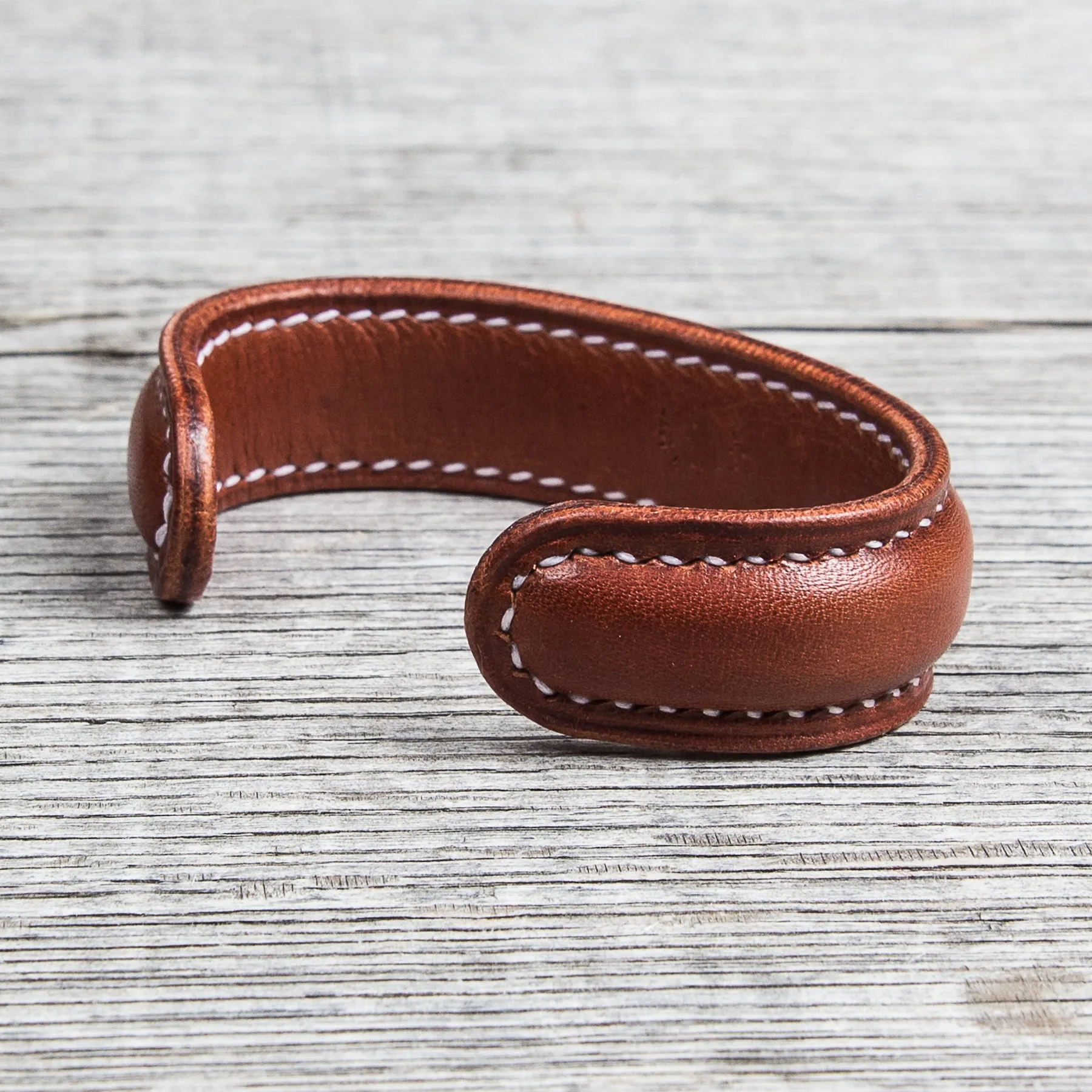 Lone Wolf Leather Cuff Bracelet Saddle Tan Tärnsjö Veg Tanned Light Seams