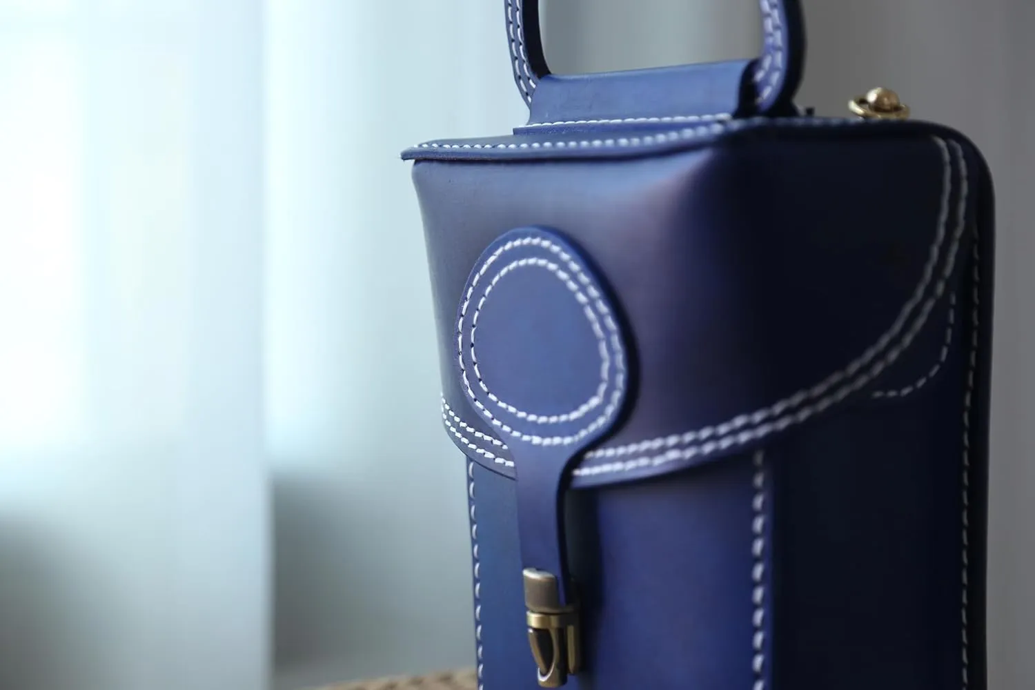 Vintage-Inspired Leather Bag with a Nostalgic Twist - Handcrafted Coal Oil Lamp Purse (blue)